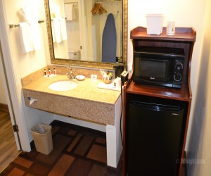 Days Inn & Suites Lodi - Full Bathroom with Granite Vanity