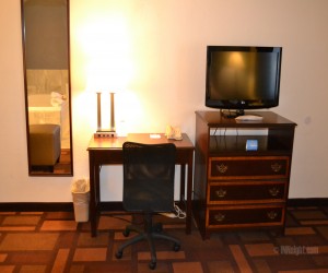 Days Inn & Suites Lodi - Work Desk and Flatscreen TV