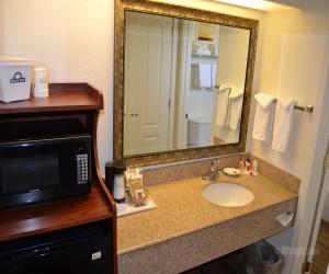 Days Inn & Suites Lodi - Full Bathroom and Vanity
