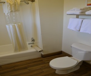 Days Inn & Suites Lodi - Private bathrooms in all rooms