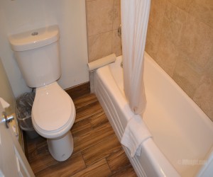 Days Inn & Suites Lodi - Bathtub and Commode