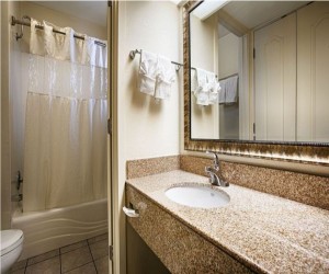 Days Inn & Suites Lodi - Private Guest Bathroom